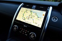 ダッシュボード中央に備えられた11.4インチの大型タッチスクリーン。インフォテインメントシステムは「ディフェンダー」などと同じ最新の「Pivi Pro」だ。