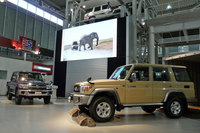 2014年8月に東京・メガウェブで行われた「ランドクルーザー“70”シリーズ」発表会の様子。バン(右)とピックアップトラック(左)の2種類が導入された。