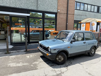 「アウトビアンキA112」はイタリアでも趣味車の領域に入るモデルだが、ヤレ具合とスーパーマーケットの前に止められている状況から、日々活用されていることがうかがえる。