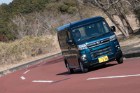 軽量・高剛性な新しい車両骨格と、それに合わせて設計されたサスペンションが用いられた新型「アトレー」。従来モデルより明確に乗り心地や操縦安定性が向上していた。