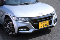 フロントまわりは、グリル一体型の専用バンパーやLEDフォグライトが特徴。