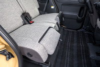 マルチユースフラップは座面横のボタンでリリースして手動で操作。座面先端の角度を変えてふくらはぎをしっかりと支えられる。