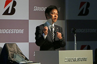 「ハイストレングスラバー」の概要について説明したブリヂストンの中央研究所担当フェロー、会田昭二郎氏。