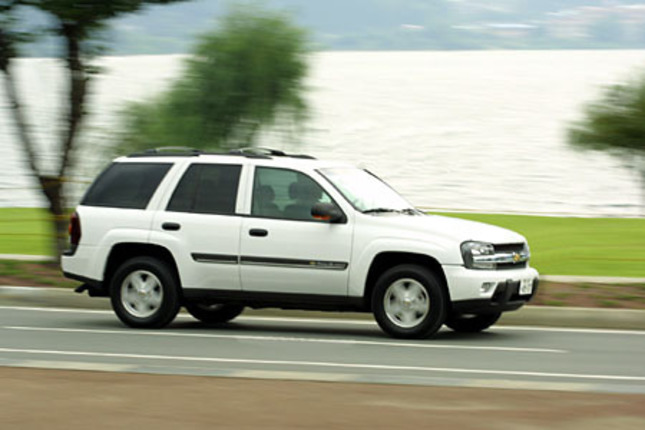 【スペック】全長×全幅×全高=4890×1900×1850mm/ホイールベース=2870mm/車重=2060kg/駆動方式=4WD/4.2リッター直6DOHC24バルブ(274ps/6000rpm、38.1kgm/3600rpm)/車両本体価格=349.0万円(テスト車=同じ)