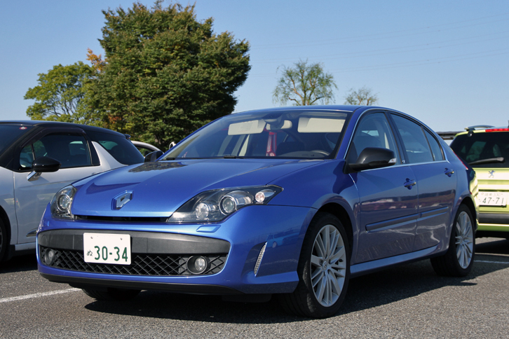 日本には正規輸入されなかった3代目「ルノー・ラグナ」のセダン。