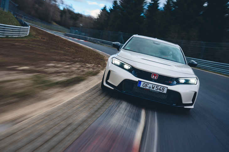 ドイツのニュルブルクリンク北コースで、FF車として最速(2023年4月当時・ホンダ調べ)となる7分44秒881のラップタイムを記録した「シビック タイプR」。