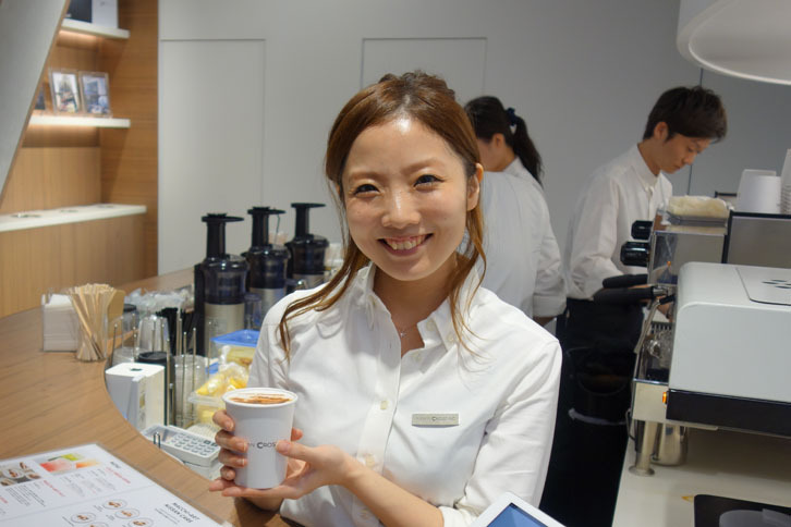 「クロッシングカフェ」スタッフの伊藤さん。「皆さん、遊びに来てくださいね」