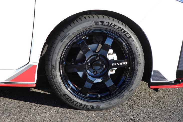 現在、適合確認を進めているというレイズ製の鍛造アルミホイール「LM GT4S」。高強度化と大幅な軽量化により、ハンドリングの改善に寄与する。