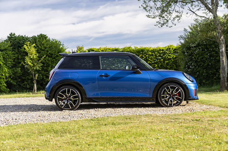 見た目がそっくりでもエンジン車と電気自動車でシャシーを使い分けているのが新世代「MINI」の特徴。エンジン車は従来のプラットフォームの改良版を使う。