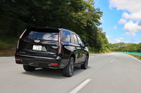 従来モデルから全面刷新された新型「エスカレード」。より快適でゴージャスなモデルへと進化を遂げていたが、同時にボディー・オン・フレーム構造ならではの乗り味や、コワモテなのにどこかフレンドリーなキャラクターなど、昔ながらの魅力は健在だった。