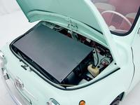 フロントに搭載された走行用バッテリー。5.5kWhのものと10kWhのものの2種類が用意される。