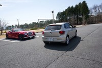 駐車支援システムの「Park Assist」を利用して自動駐車を試みる。取材に同行した「ミツオカ・ヒミコ」の隣に、スムーズな動きで収まってみせた。