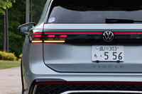 左右のリアコンビランプをLEDランプストリップでつないだモダンなデザインが目を引く新型「ティグアン」のリアビュー。他のフォルクスワーゲン車と同じくリアゲート下部に車名エンブレムが備わる。「エレガンス」および「Rライン」グレードには、ウインカーが流れるように点滅するダイナミックターンインジケーターが採用されている。