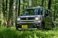 一部改良に合わせて新規設定された「タフワイルド」。専用の内外装やアウトドアレジャーに好適な装備が特徴のモデルで、価格はベースとなる「ハイブリッドX」「ハイブリッドXターボ」のそれぞれ8万8000円高となる。