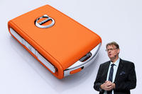 「ボルボ・カーズ・モーメント」で「ケア・キー」について説明する、ヤン・イヴァーソン氏。