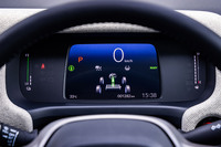 ダッシュボードの上部に横長のメーターが配置された従来型とは異なり、新型ではステアリングホイールの奥に7インチの液晶ディスプレイを置く一般的なレイアウトに改められた。写真は「e:HEV」のメーター。