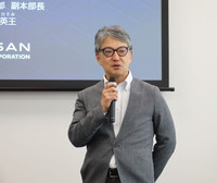 魅力ある商品を、納得できる価格で、タイムリーに届けるための日産の新たな取り組み「ファミリー戦略」について説明する、佐々木英王(ひでみ)商品事業企画部 副本部長。新戦略導入の背景には、「ライフサイクルが長期化することによる競争力の低下」「電動化や補助金政策、顧客ニーズなど市場環境の急激な変化」「開発期間の長期化による事業リスクの増大」「非効率な構造に起因する部品代・開発費の増大」「(中国メーカーをはじめとする)開発スピードの激化」などへの危機意識があるという。