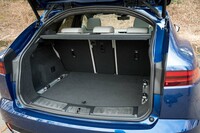 荷室の容量は494~1170リッター。駆動用リチウムイオンバッテリーやリアモーターを搭載しながらも、他のパワートレインのモデルと変わらぬ容量を確保している。