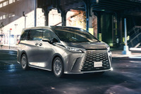 初めて日本にも正式導入された「レクサスLM」は第2世代。豪華な装備ばかりが話題になるが、ドライバーズカーとしても楽しめるほどに走りの質感が高い。