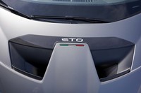 ボンネットには大きなダクトがうがたれており、積載スペースとしての余地は限定的。ヘルメットの収納が想定されている。