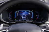 8インチのカラー液晶メーターには、2種類の表示デザインが用意されている。