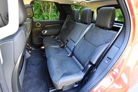 2列目はシート形状の見直しによって快適性向上が図られている。従来モデルよりも座面の厚みが増した。