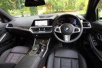 「BMWライブコックピット」と称されるインストゥルメントパネルは、10.25インチのインフォメーションディスプレイと12.3インチのフルデジタルメーターパネルで構成されている。