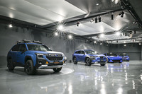 「ジャパンモビリティショー2025」のスバルブースに展示される車両。写真手前から「フォレスター ウィルダネス プロトタイプ」「トレイルシーカー プロトタイプ」「Performance-E STIコンセプト」「Performance-B STIコンセプト」。