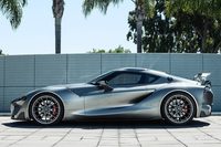 コンセプトカー「トヨタFT-1」のサイドビュー。低いフロントノーズと、フロントフェンダーの上の“厚み”に注目。