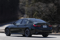 足まわりには減衰力可変式のMアダプティブサスペンションを装備。快適性も追求したMパフォーマンスモデルだけあってハードすぎない乗り味が好ましい。