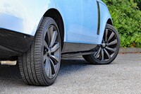 現行型「レンジローバー」には後輪操舵機構が搭載されており、50km/h以下の低速域では前輪と逆位相に後輪を操舵。この巨体でありながら、最小回転半径を5.3mに抑えている。