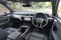 シルバーとブラックのインテリアはアウディらしいクールな仕立て。赤いスタート/ストップスイッチなど、エンジン車の「S」モデルと同じ文法が使われている。