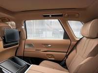 リアの調光機能付きプライバシーガラスに「半透明」(写真)が追加された。