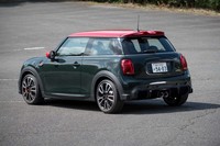 試乗車のボディーカラーは「ジョンクーパーワークス」専用の「レベルグリーンソリッド」。ルーフとミラーキャップは赤でコーディネートされていた。