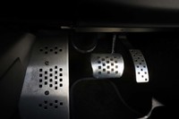 ドライバーの足元には、アルミ製のペダルやフットレストが並ぶ。