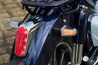 LEDを採用した灯火類も、ほかの「スーパーカブ」ファミリーとは一線を画す未来的な意匠となっている。