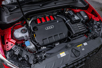 「SQ2」には最高出力300PS、最大トルク400N・mを発生する2リッター直4ターボエンジンが搭載される。アウディが「クワトロ」と呼ぶ伝統的な4WDのみの設定となる。