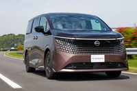 当連載でも何度か触れている新型「日産エルグランド」。余談だが、同車や「トヨタ・アルファード」「メルセデス・ベンツVLE」のメーカー配布画像を閲覧していたら、いずれもイメージカラーがブラウン系のようだった。他のジャンルではあまり見ない例だし、高級ミニバン特有のトレンドなのだろうか……?