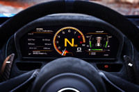 メーターパネルには「720S」などと同じく、可動式の「フォールディングドライバーディスプレイ」が採用される。写真は通常のフルディスプレイモードで、表示情報を任意で切り替えることができる。