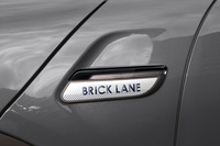 フロントフェンダーに備わる「BRICK LANE」のエンブレム。