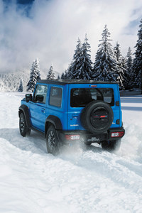 あくまでも直線基調でデザインされたジムニーは、“放物線”で描かれるデザインがほとんどを占める現代のクルマの中にあって、貴重な存在といえる。