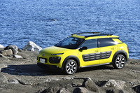 ボディーサイズは4155×1735×1530mmで、最低地上高は150mm(試乗車に備わるガラスルーフは日本仕様では未設定)。