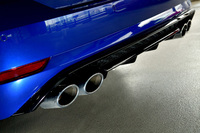 ディフューザーから突き出す4本のエキゾーストパイプがリアスタイルをスポーティーに演出する。