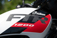 アメリカで根強い人気を誇る、フラットトラックレースのレーサーレプリカとして、2019年に登場した「インディアンFTR」。同ブランドでは唯一の、スポーツタイプのモデルとなる。