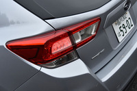 リアコンビランプには、急ブレーキをかけた際にハザードランプを高速で点滅させて後続車に注意をうながす「エマージェンシーストップシグナル」が備わる。