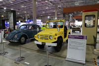 1970年にデビューした初代「スズキ・ジムニー」と、通称“ビートル”こと1951年「フォルクスワーゲン・タイプ1」。ちなみにこれら展示車両をはじめとする解説ボードの文章は簡潔かつ的確に記されている。