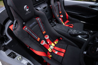 競技用となる4点式または6点式(写真)のSabelt×MAZDA SPIRIT RACINGダブルブランドハーネスも装着できる。このハーネスは105万3822円の有償オプションとなる「マツダ スピリット レーシング・ロードスター12R」専用アクセサリーに含まれるアイテム。