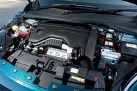 パワーユニットは1.2リッター直3ガソリンターボエンジンに、6段DCT、48Vマイルドハイブリッド機構の組み合わせ。駆動用バッテリーはリチウムイオン式で、容量20Ah、総電圧43.8Vとなっている。