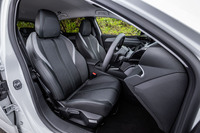 「308アリュール」のシート表皮はテップレザー/ファブリックのコンビネーションが標準仕様で、グリーンのステッチが入る。