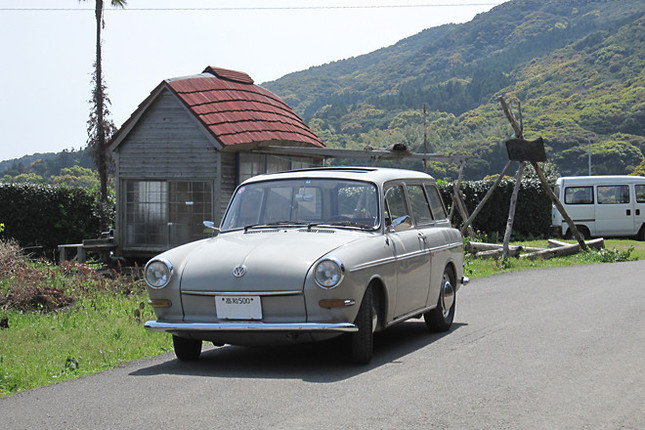 これは珍しい、「フォルクスワーゲン1600TLのバリアント」。足摺岬近くで。